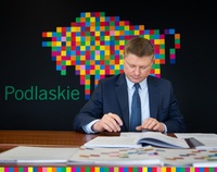 Marek Malinowski, członek zarządu województwa podpisuje umowy na dotacje inwestycji