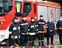 Wicemarszałek Marek Olbryś wraz ze strażakami stoją przy wozie strażackim