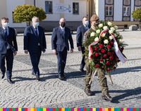 Przedstawiciele samorządu województwa składają wieniec przed pomnikiem Piłsudskiego