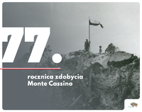 Ruiny budowli, na której polski żołnierz trzyma maszt z biało-czerwoną flagą. Napis "77. rocznica zdobycia Monte Cassino"