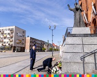 Marszałek Artur Kosicki składa kwiaty pod pomnikiem Jana Pawła II