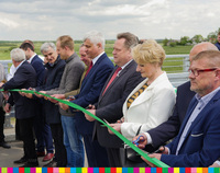 Członek Zarządu Województwa Podlaskiego, Wiesława Burnos oraz inne osoby podczas otwarcia mostu w Jagłowie