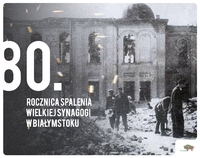 Stare zdjęcie: ruiny budynku, przed nim kilkoro ludzie. Biały napis informujący o 80. rocznicy spalenia Wielkiej Synagogi w Białymstoku