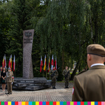 Żołnierze pod pomnikiem