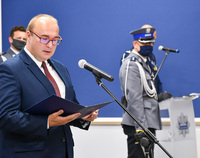 Tomasz Szeweluk, sekretarz województwa stojący przy mikrofonie