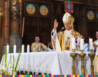 Abp Józef Guzdek podczas odprawiania uroczystej Mszy Świętej