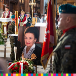 Po środku zdjęcie Karoliny Kaczorowskiej. Po obu stronach poczty sztandarowe i przedstawiciele służb mundurowych.