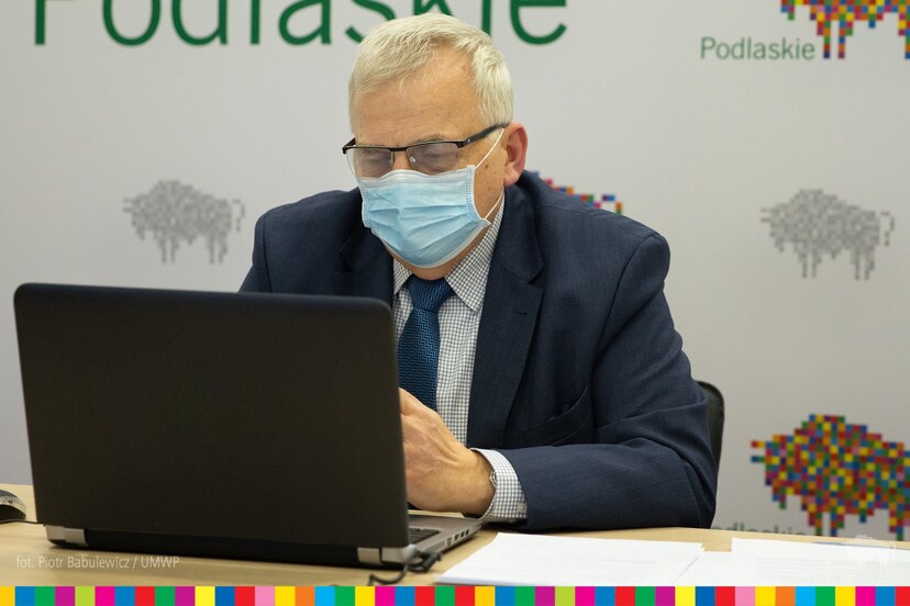 Bogusław Dębski, przewodniczący sejmiku, siedzi w masce przed laptopem