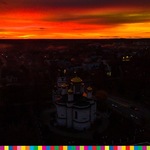 Miasto i cerkiew z lotu ptaka podczas zachodu słońca