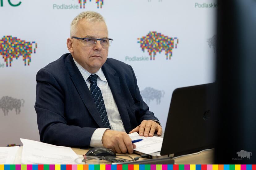 Przewodniczący Boguslaw Dębski prowadzi obrady Sejmiku Województwa Podlaskiego