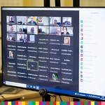 Monitor komputera, na którym widoczni są członkowie sesji. 