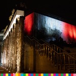 Budynek Opery i Filharmonii Podlaskiej podświetlony na biało-czerwono 