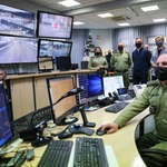 Żołnierze i prezydent w otoczeniu ekranów monitoringu.