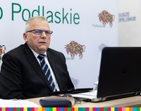 Bogusław Dębski siedzi przed komputerem