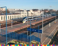 Dworzec PKS oraz pociąg stojący na peronie