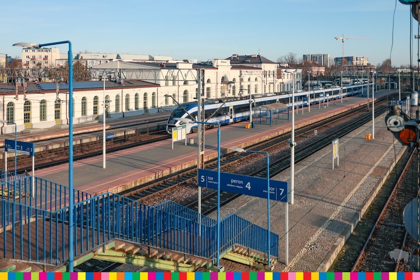 Dworzec PKS oraz pociąg stojący na peronie