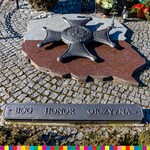pomnik w kształcie granic Polski z  orderem Virtuti Militari i napisem Bóg Honor Ojczyzna
