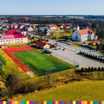 zdjęcie z drona na którym widać boisko szkolne i szkołę