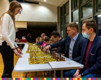 Marek Malinowski gra w szachy z mistrzynią