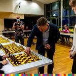 członek zarządu Marek Malinowski gra w szachy