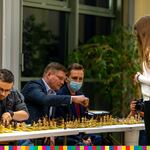 Marek Malinowski gra w szachy, obok siedzą też grający mężczyźni