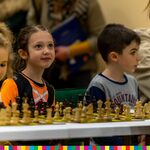 dzieci grające w szachy