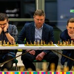 członek zarządu województwa Marek Malinowski wraz z dwoma mężczyznami grają w szachy