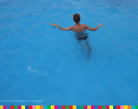 Chłopiec pływa w basenie