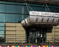 Budynek od frontu z napisem: Urząd Marszałkowski