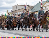 Żołnierze ubrani w historyczne mundury i jadą na koniach