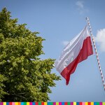 Flaga Polski na tle błękitnego nieba