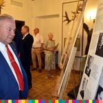 Wicemarszałek Olbryś ogląda wystawę poświęconą stuleciu polskiego Senatu