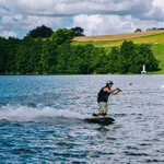 Mężczyzna na desce wakeboardowej na jeziorze
