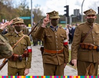 Mężczyźni ubrani w mundury z czasów II wojny światowej
