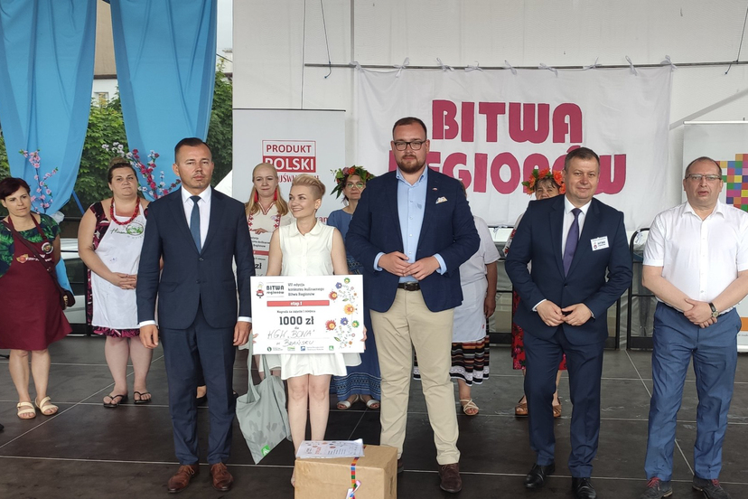 wicemarszałek Sebastian Łukaszewicz z innymi osobami na scenie podczas finału konkursu