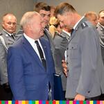 Wicemarszałek Olbryś składa gratulacje policjantowi.