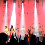 Koreański zespół na scenie podczas występu, widać publiczność przed sceną 