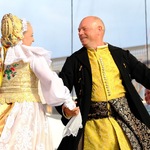 Kobieta i mężczyzna w strojach ludowych tańczą