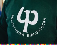 Logo i napis Politechnika Białostocka na bluzie.