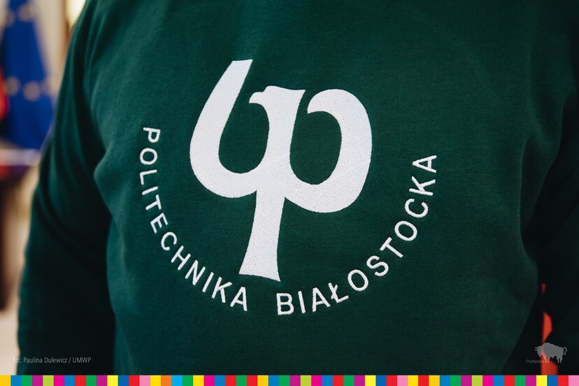 Logo i napis Politechnika Białostocka na bluzie.