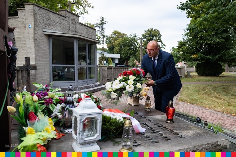 Sekretarz Województwa składa kwiaty na grobie ks. St. Suchowolca.