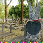 Groby żołnierzy na cmentarzu wojskowym.