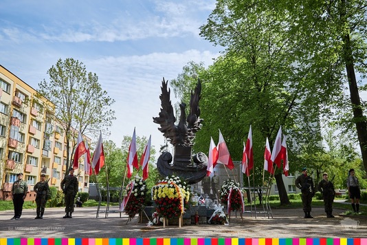 Pomnik Polskich Sił Zbrojnych na Zachodzie. Przed pomnikiem stoją wieńce oraz flagi biało-czerwone. Widoczna warta honorowa wojska i harcerzy