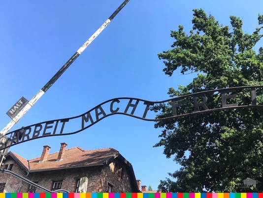 Brama do Obozu Koncentracyjnego Auschwitz-Birkenau z uniesionym szlabanem