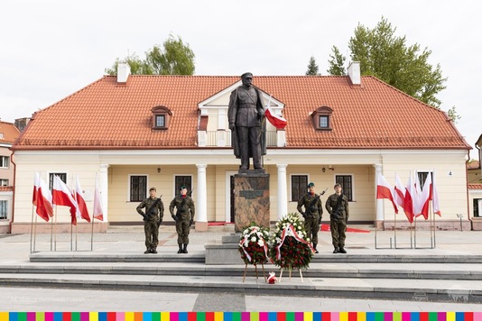 [12.05.2022] Złożenie kwiatów pod Pomnikiem Marszałka Józefa Piłsudskiego w Białymstoku-9.jpg