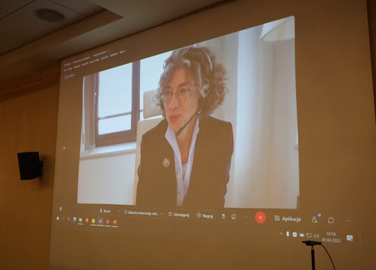 Kobieta na ekranie monitora. Konwent Marszałków Województw RP