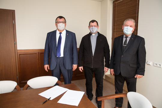 Trzech mężczyzn pozuje do zdjęcia. Po prawej wicemarszałek Marek Olbryś.