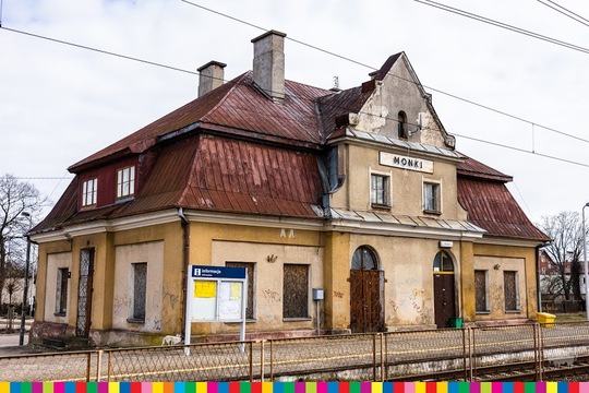 Budynek dworca kolejowego w Mońkach.