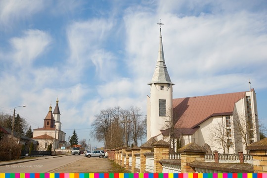Główna droga w Grodzisku. Po prawej stronie widoczny kościół rzymskokatolicki, po lewej w oddali cerkiew prawosławna