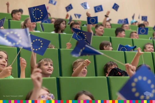 Dzieci z flagami unijnymi